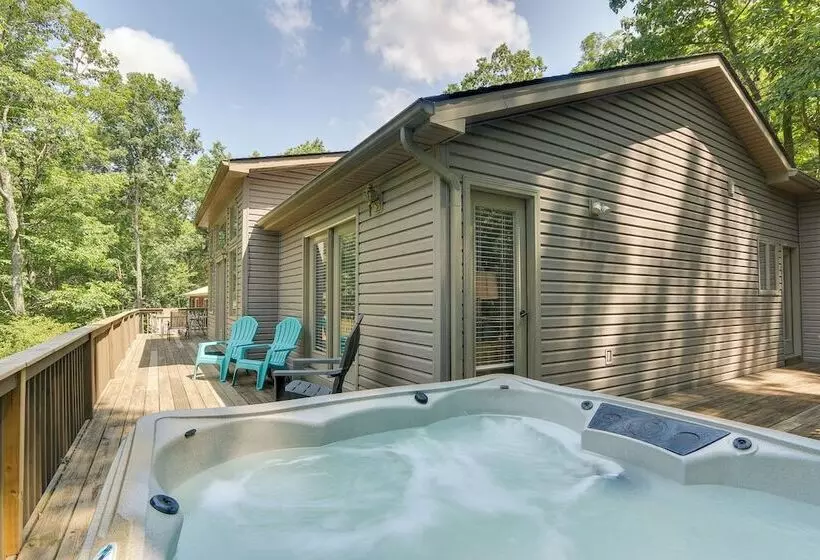 Spacious Mcgaheysville Home: Hot Tub & Pool Table!
