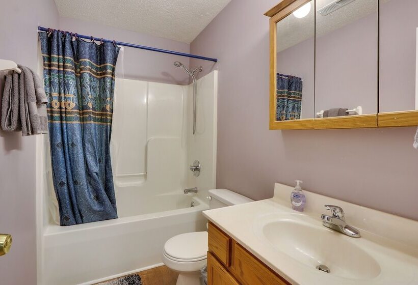 Spacious Mcgaheysville Home: Hot Tub & Pool Table!