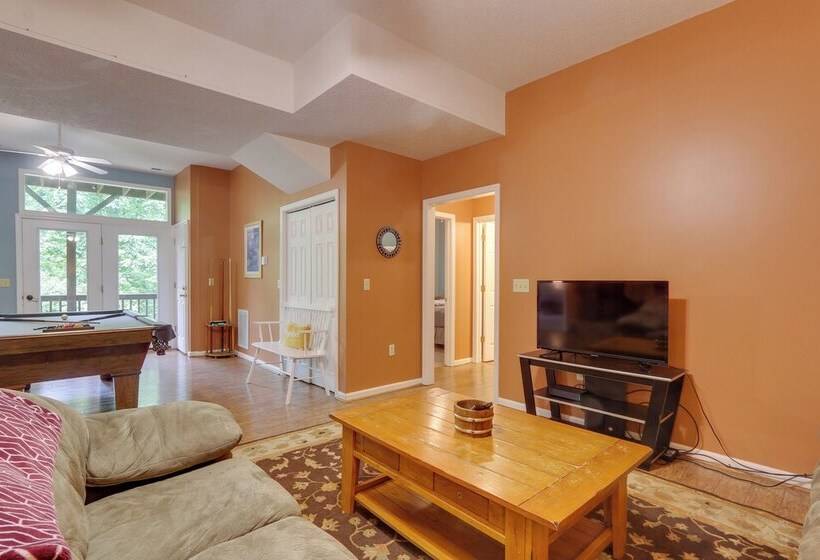 Spacious Mcgaheysville Home: Hot Tub & Pool Table!