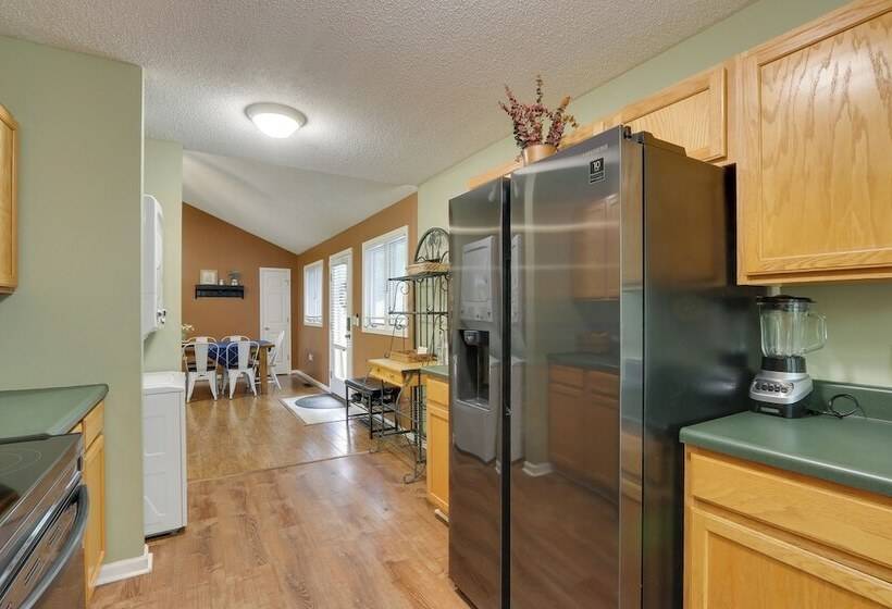 Spacious Mcgaheysville Home: Hot Tub & Pool Table!