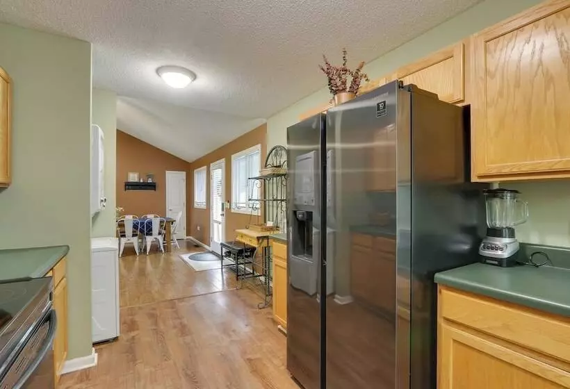 Spacious Mcgaheysville Home: Hot Tub & Pool Table!