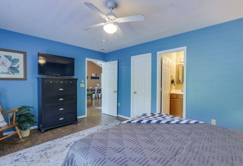 Spacious Mcgaheysville Home: Hot Tub & Pool Table!