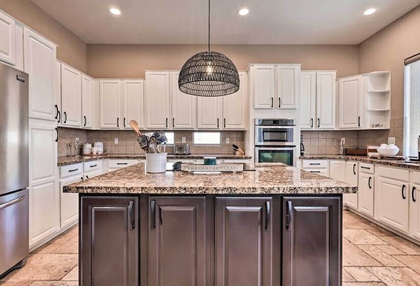 Sun Drenched Home W/ Private Pool In Goodyear