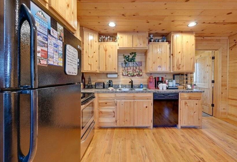 Broken Bow Cabin W/ Hot Tub & Fire Pit, Near Lake!
