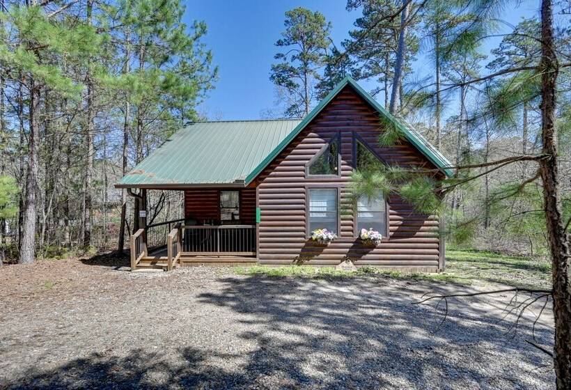 Broken Bow Cabin W/ Hot Tub & Fire Pit, Near Lake!