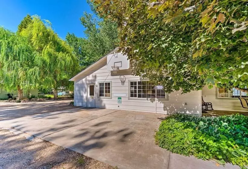 Caldwell Country Home On Quiet Acreage