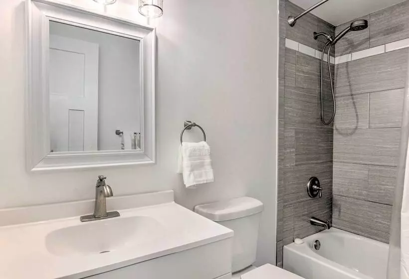 Cozy Asheville Cottage W/ Grill & Fire Pit!