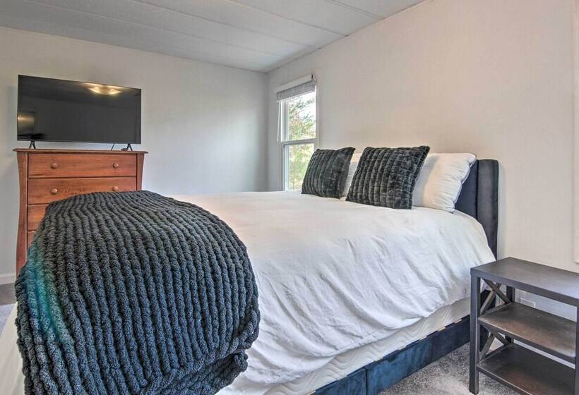 Cozy Asheville Cottage W/ Grill & Fire Pit!