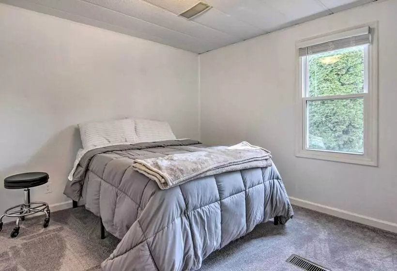 Cozy Asheville Cottage W/ Grill & Fire Pit!