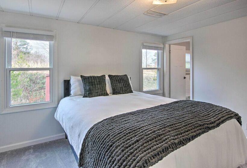 Cozy Asheville Cottage W/ Grill & Fire Pit!