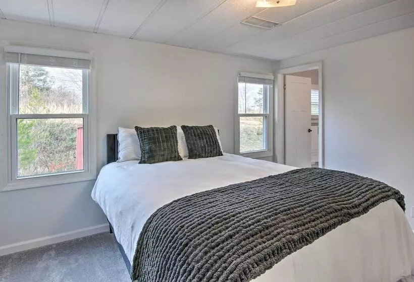 Cozy Asheville Cottage W/ Grill & Fire Pit!