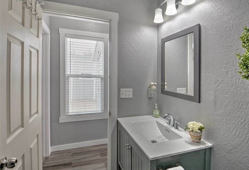 Cozy Great Falls Retreat