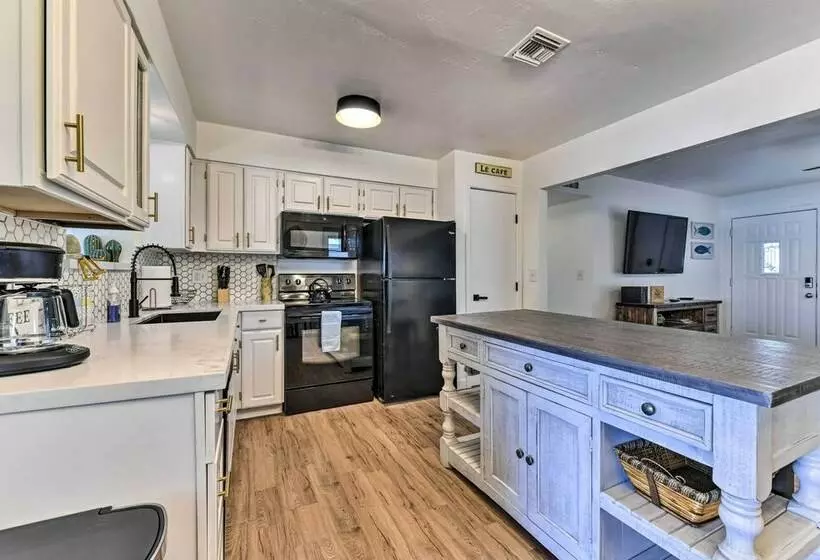 Downtown Gilbert Home W/ Fenced Yard & Fire Pit!