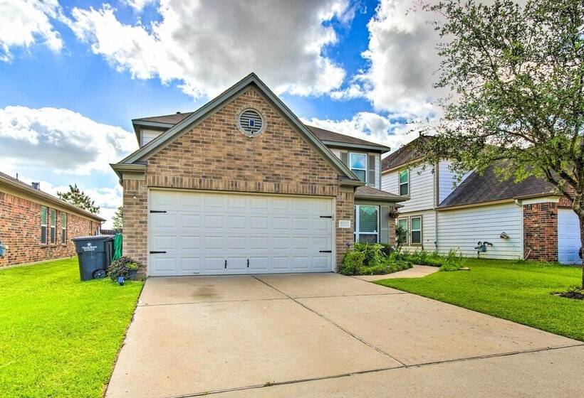 Eclectic Katy Home W/ Yard & Community Pool!