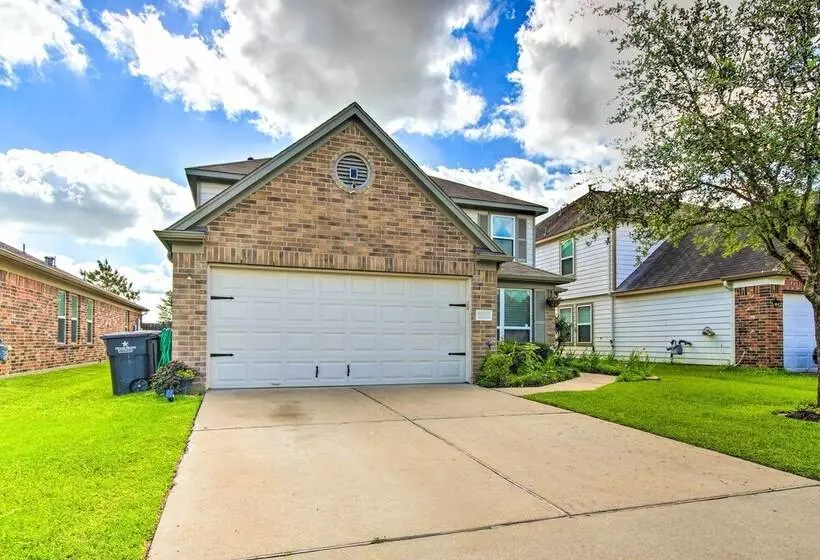 Eclectic Katy Home W/ Yard & Community Pool!
