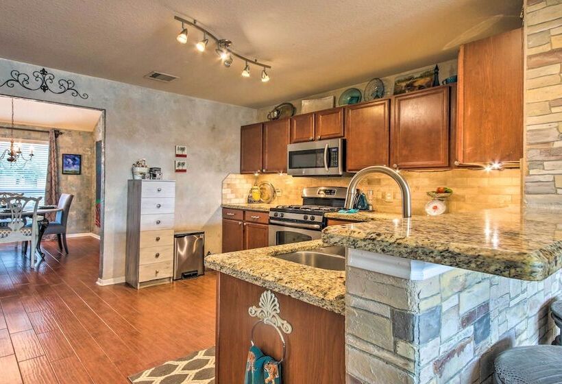 Eclectic Katy Home W/ Yard & Community Pool!