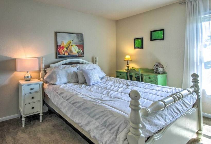 Eclectic Katy Home W/ Yard & Community Pool!