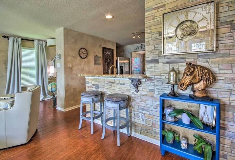 Eclectic Katy Home W/ Yard & Community Pool!