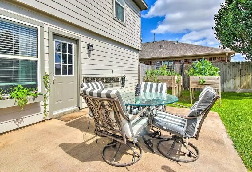Eclectic Katy Home W/ Yard & Community Pool!