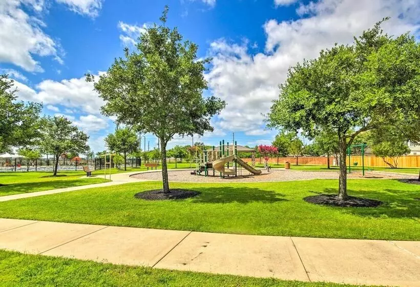 Eclectic Katy Home W/ Yard & Community Pool!