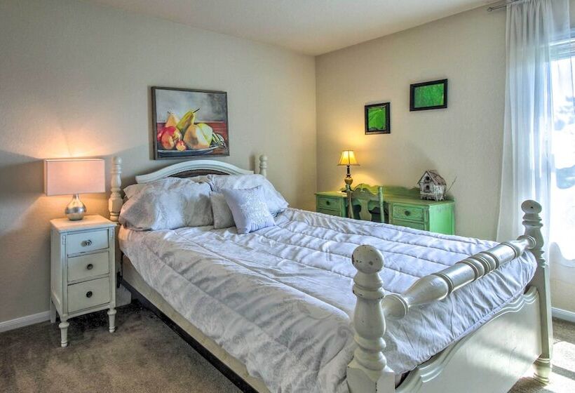 Eclectic Katy Home W/ Yard & Community Pool!