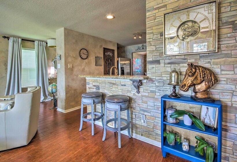 Eclectic Katy Home W/ Yard & Community Pool!