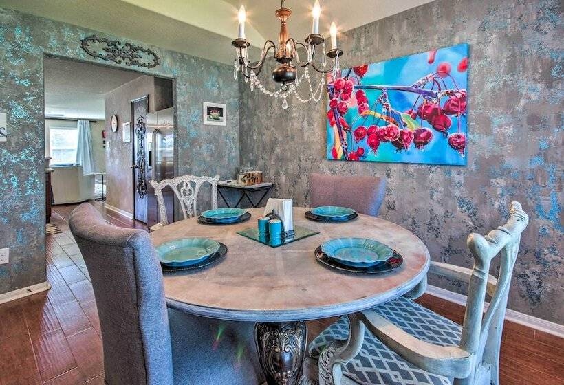 Eclectic Katy Home W/ Yard & Community Pool!