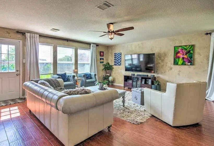 Eclectic Katy Home W/ Yard & Community Pool!