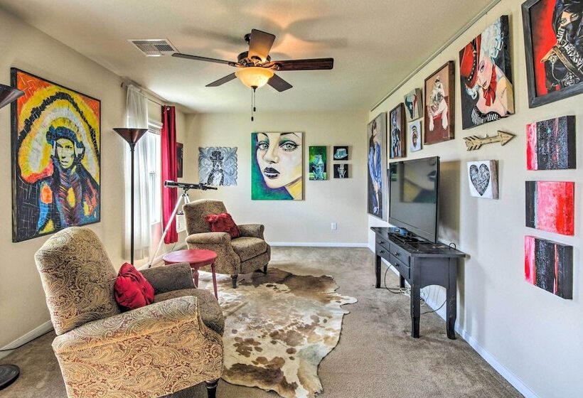 Eclectic Katy Home W/ Yard & Community Pool!