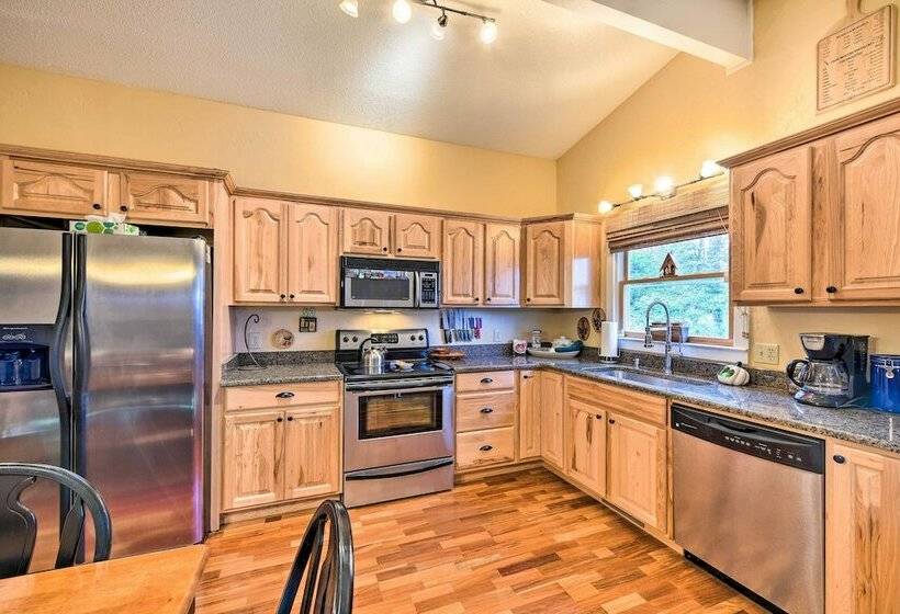 Franklin Cabin: Deck With Smoky Mountain Views!