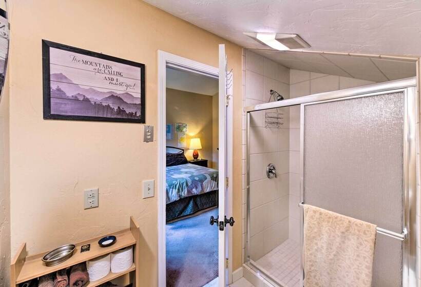 Franklin Cabin: Deck With Smoky Mountain Views!