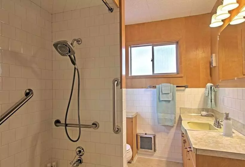 Gorgeous Poulsbo Waterfront Home On Liberty Bay!