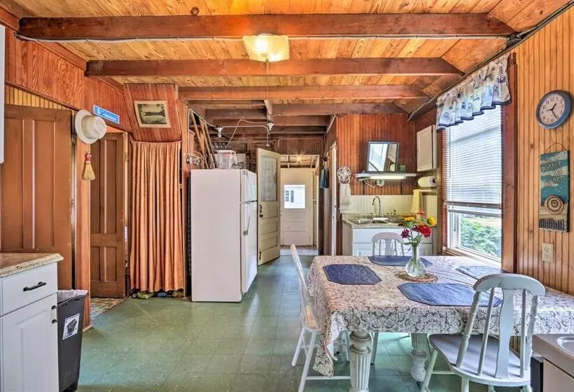 Grandma S Cottage  W/ Sunroom: Walk To Beach