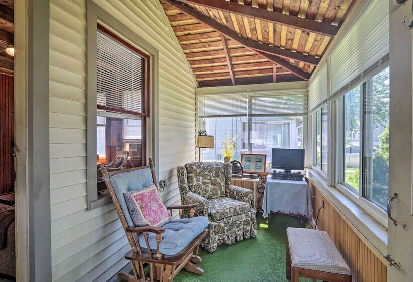 Grandma S Cottage  W/ Sunroom: Walk To Beach