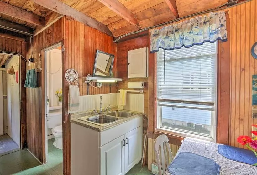 Grandma S Cottage  W/ Sunroom: Walk To Beach