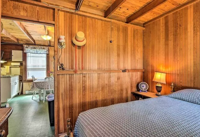 Grandma S Cottage  W/ Sunroom: Walk To Beach