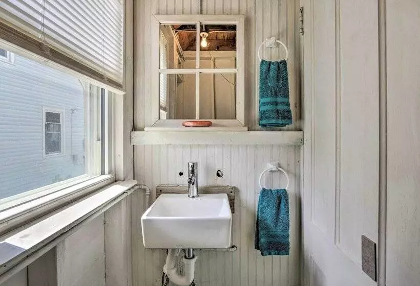 Grandma S Cottage  W/ Sunroom: Walk To Beach