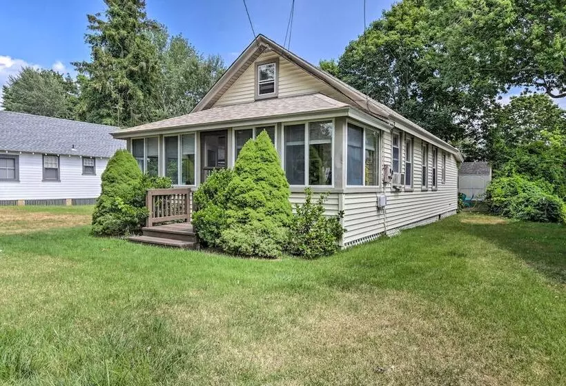 Grandma S Cottage  W/ Sunroom: Walk To Beach