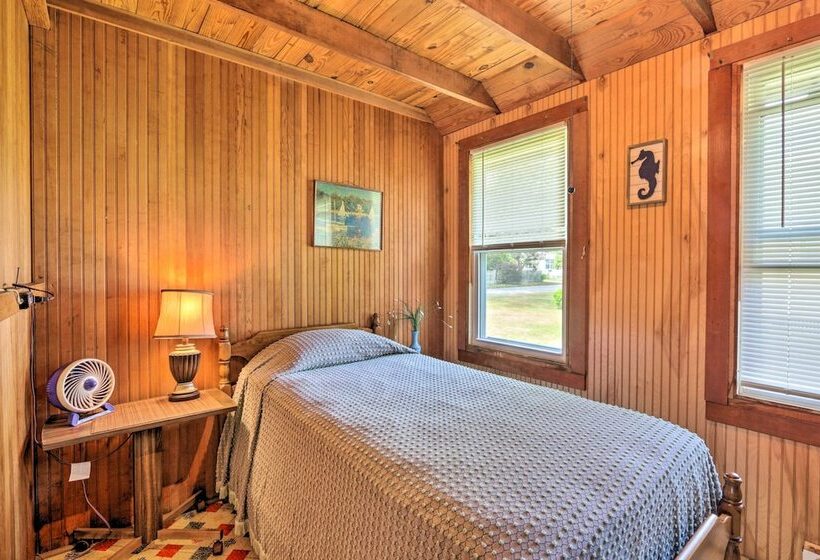 Grandma S Cottage  W/ Sunroom: Walk To Beach