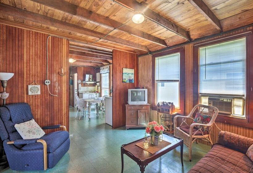 Grandma S Cottage  W/ Sunroom: Walk To Beach