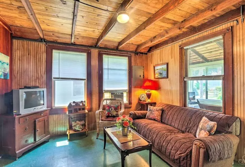 Grandma S Cottage  W/ Sunroom: Walk To Beach