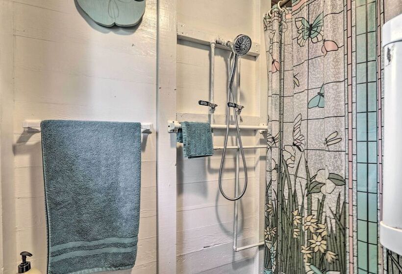 Grandma S Cottage  W/ Sunroom: Walk To Beach