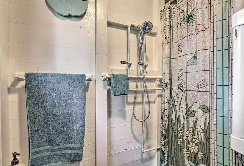 Grandma S Cottage  W/ Sunroom: Walk To Beach