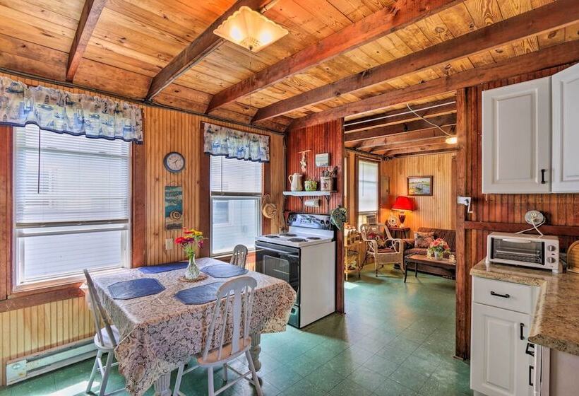 Grandma S Cottage W/ Sunroom: Walk To Beach
