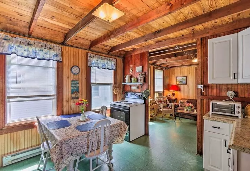 Grandma S Cottage  W/ Sunroom: Walk To Beach