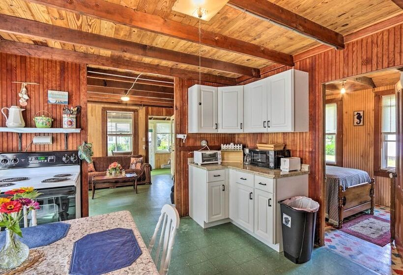 Grandma S Cottage  W/ Sunroom: Walk To Beach