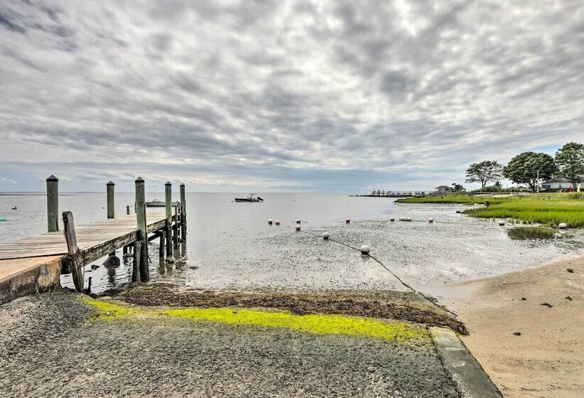 Grandma S Cottage  W/ Sunroom: Walk To Beach