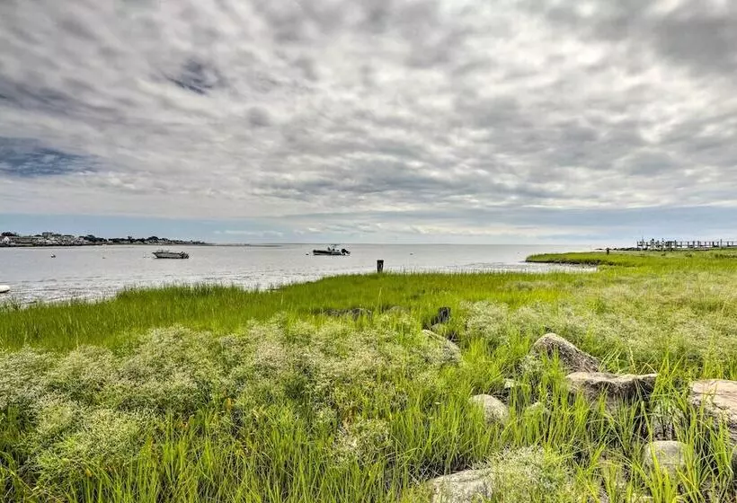 Grandma S Cottage  W/ Sunroom: Walk To Beach