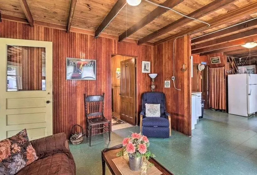 Grandma S Cottage  W/ Sunroom: Walk To Beach