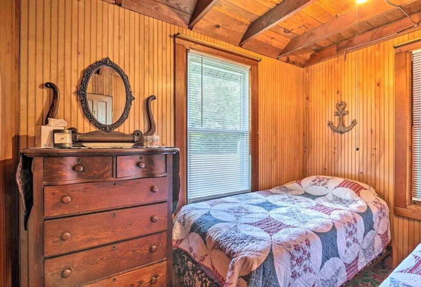 Grandma S Cottage W/ Sunroom: Walk To Beach